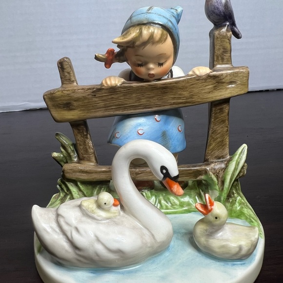 🛑SOLD🛑 Vintage M.J. Hummel Feathered Friends #344,Girl Watching Geese, Germany - Picture 4 of 14